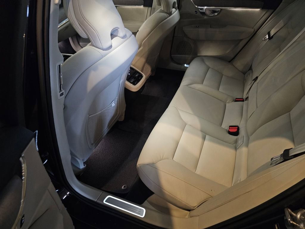 Certified 2025 Volvo V90 B6 Cross Country Plus image 13