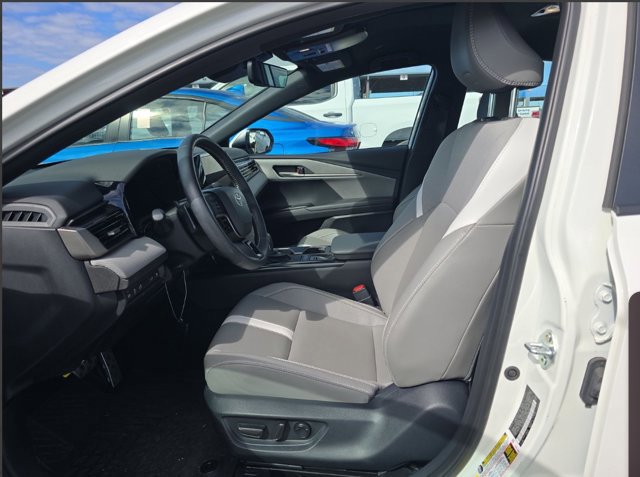 Used 2025 Toyota Camry SE w/ Convenience Package image 3