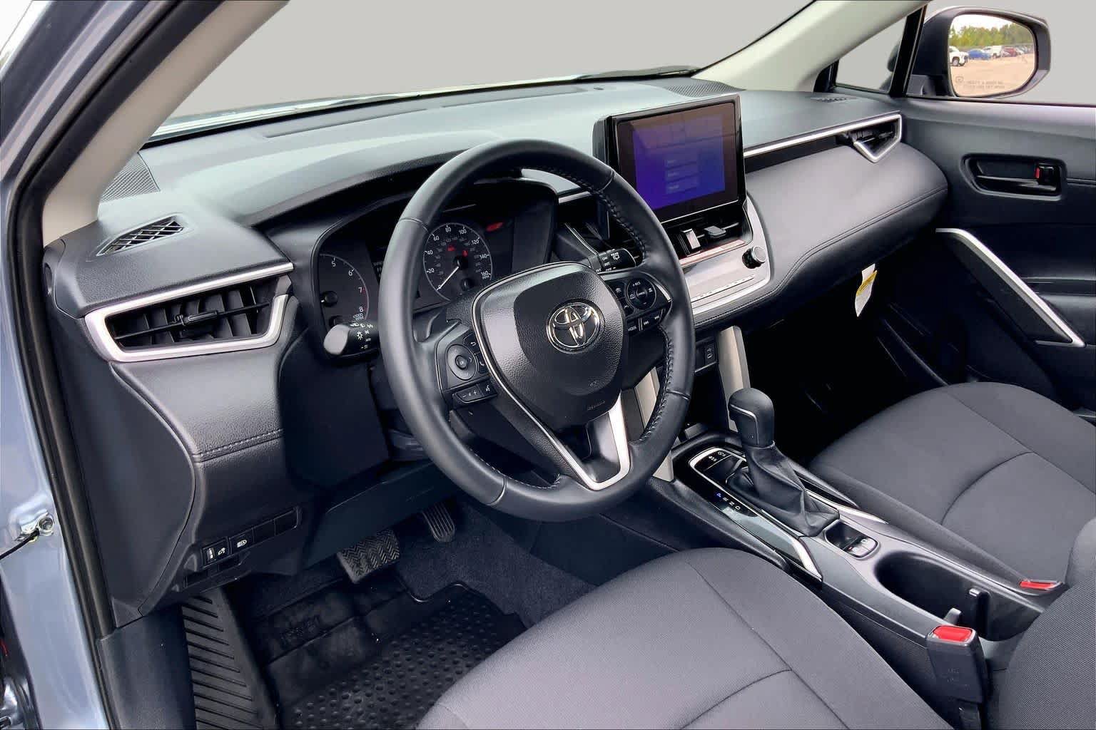 Used 2025 Toyota Corolla Cross LE FWD image 17