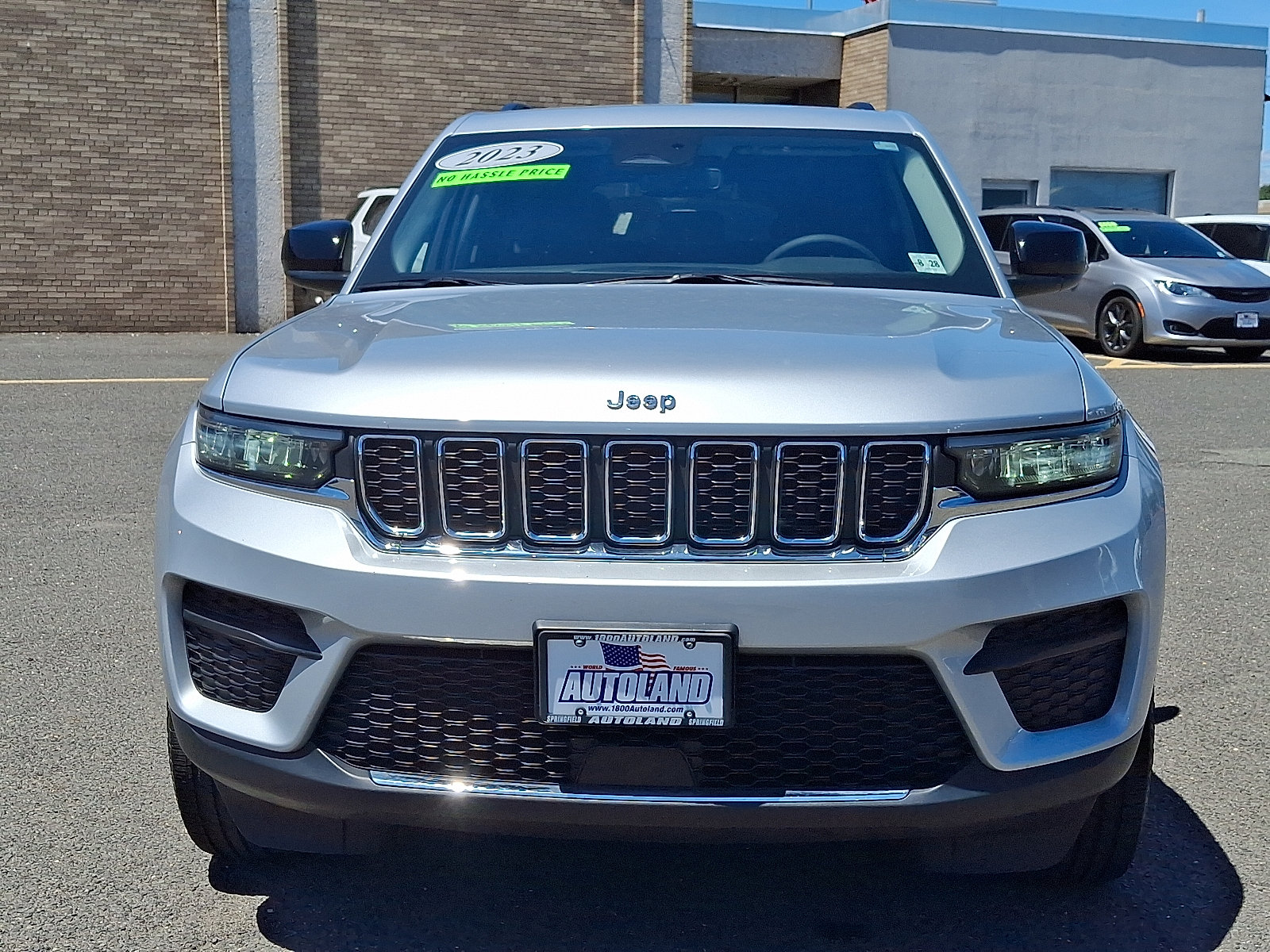 Used 2023 Jeep Grand Cherokee Laredo w/ Luxury Tech Group I AWD/4WD image 2