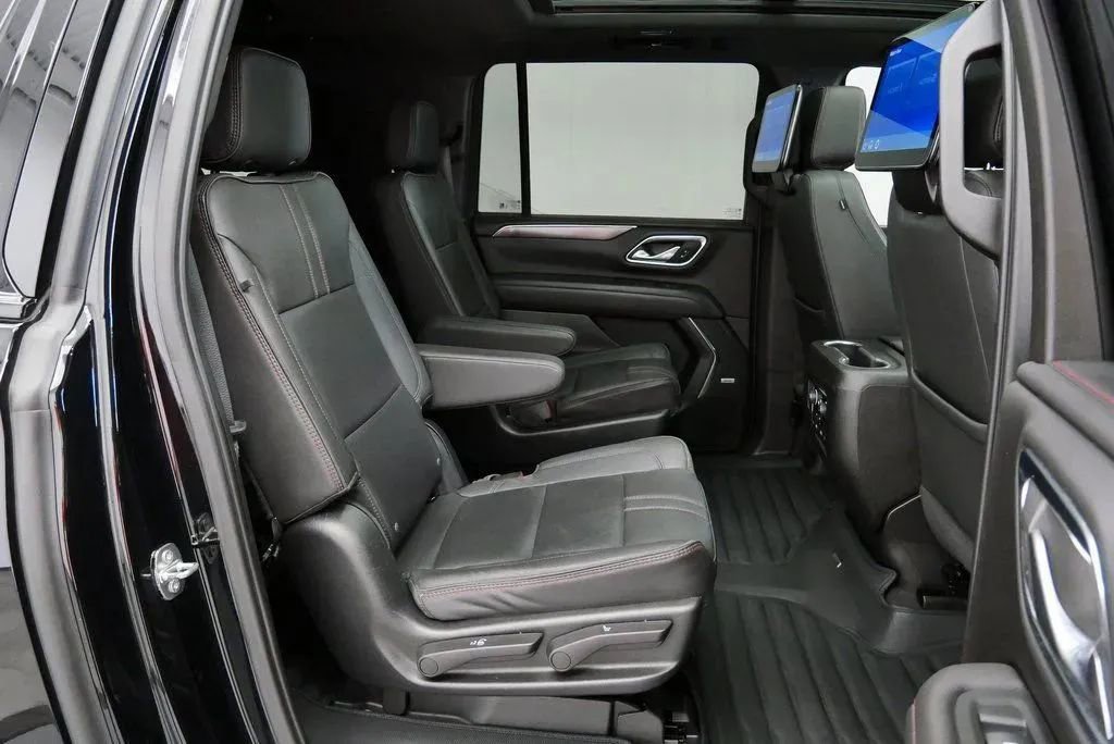 Used 2023 Chevrolet Suburban RST w/ Luxury Package AWD/4WD image 18