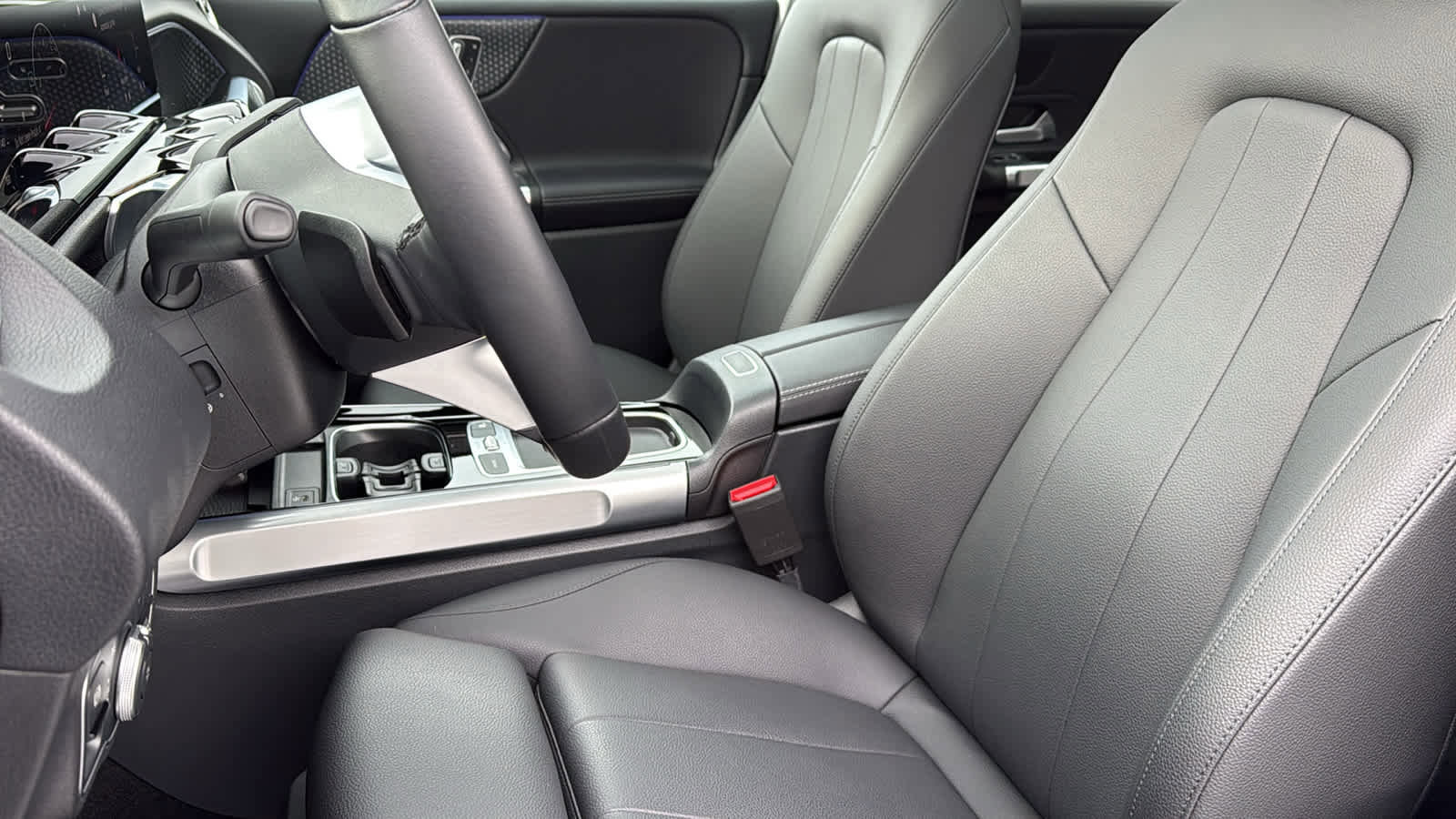 Used 2025 Mercedes-Benz GLB 250 4MATIC image 27