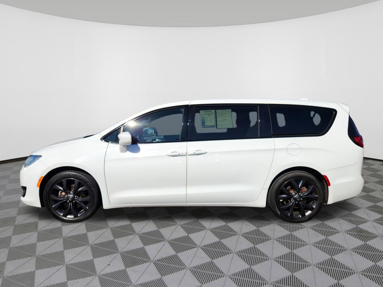 Used 2019 Chrysler Pacifica Touring Plus w/ S Appearance Package image 5