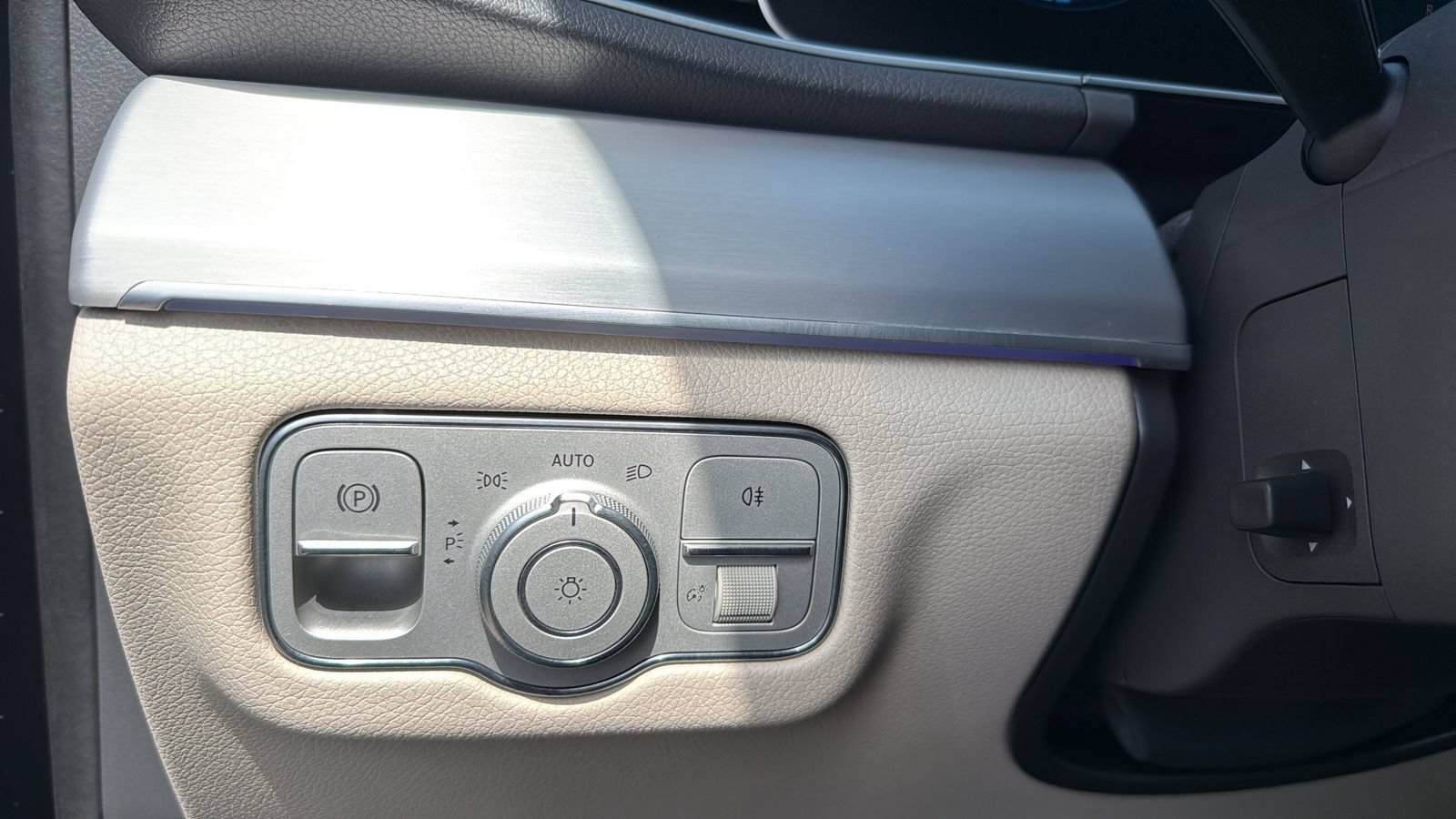 Used 2020 Mercedes-Benz GLE 350 4MATIC w/ Premium Package image 17
