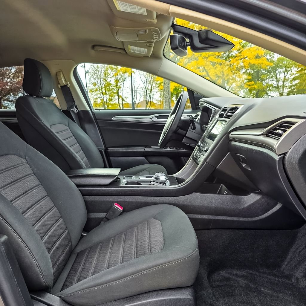 Used 2020 Ford Fusion SE FWD image 25
