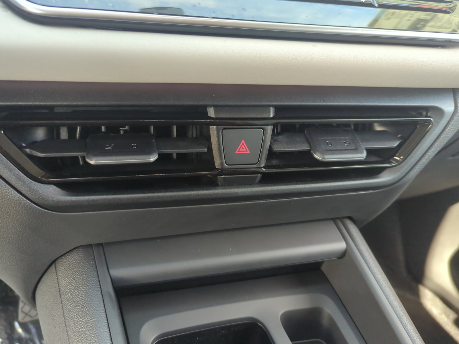 New 2025 Volkswagen Tiguan SE image 12