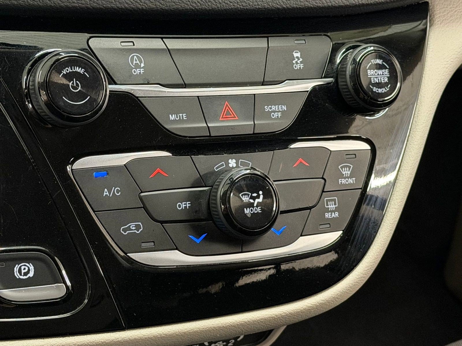 Used 2022 Chrysler Voyager LX FWD image 17