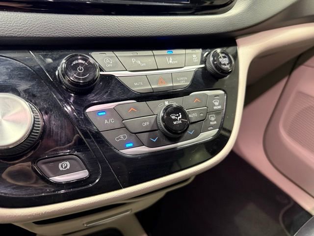 Used 2022 Chrysler Pacifica Touring-L FWD image 22