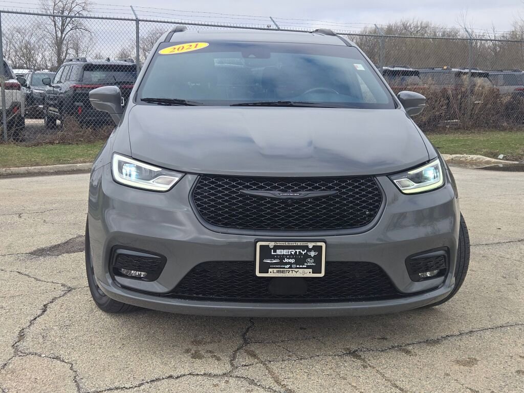Used 2021 Chrysler Pacifica Limited w/ Uconnect Theater Family Group image 4