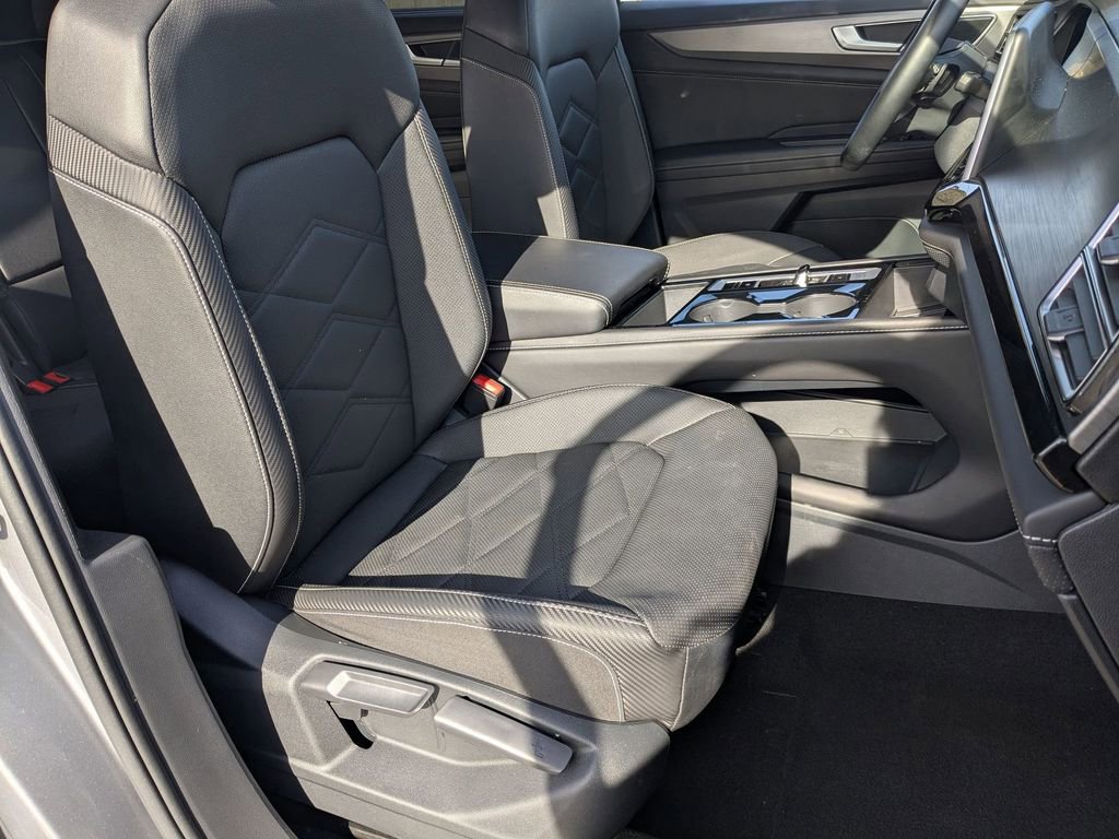 Used 2025 Volkswagen Atlas Cross Sport SE image 32