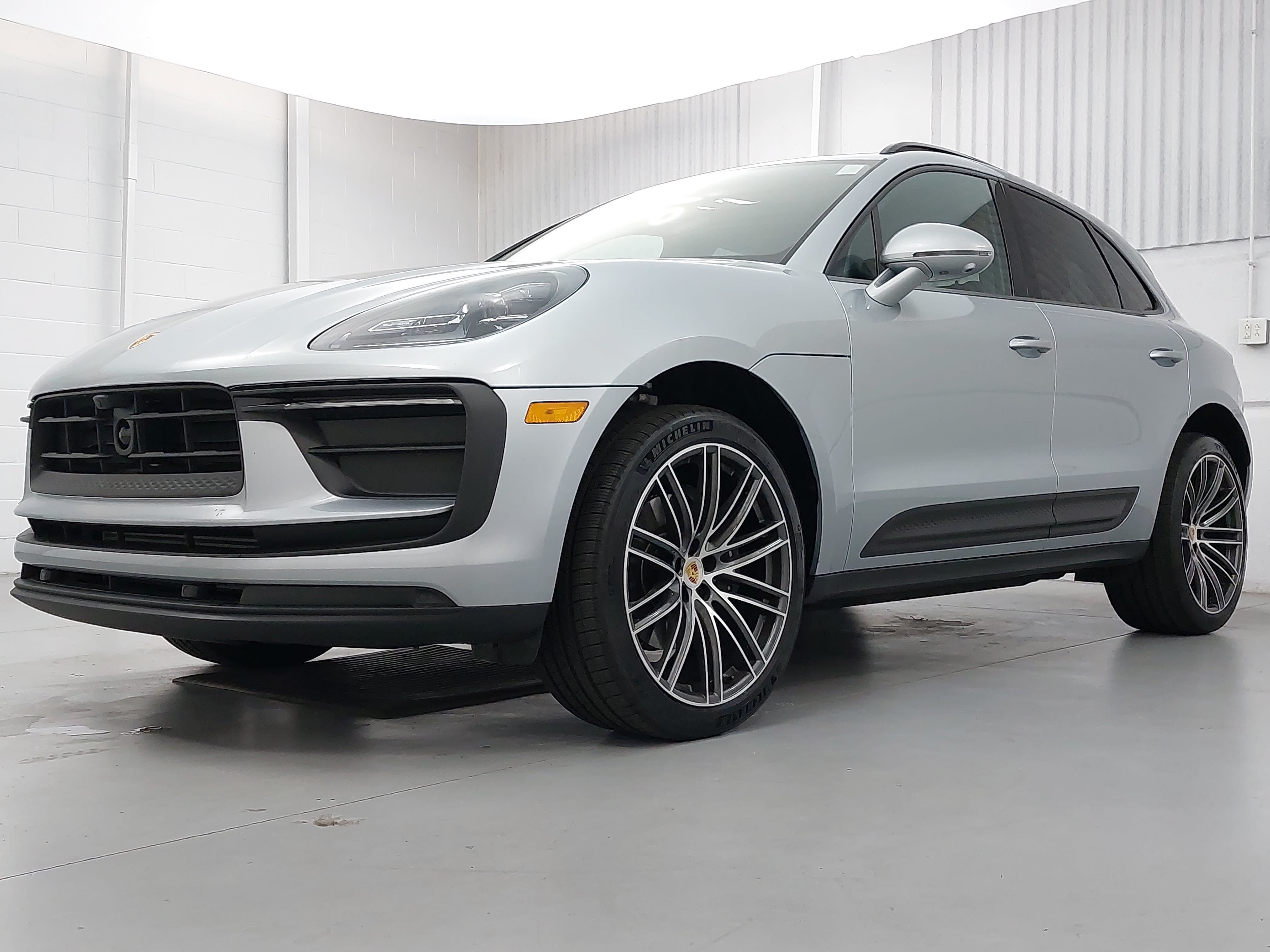 Certified 2026 Porsche Macan AWD/4WD image 1