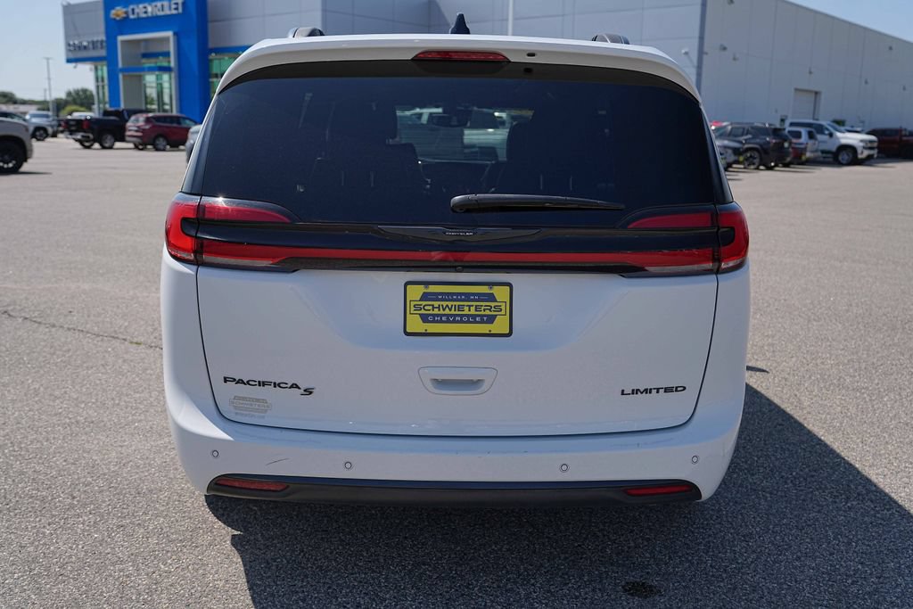 Used 2025 Chrysler Pacifica Limited FWD image 7