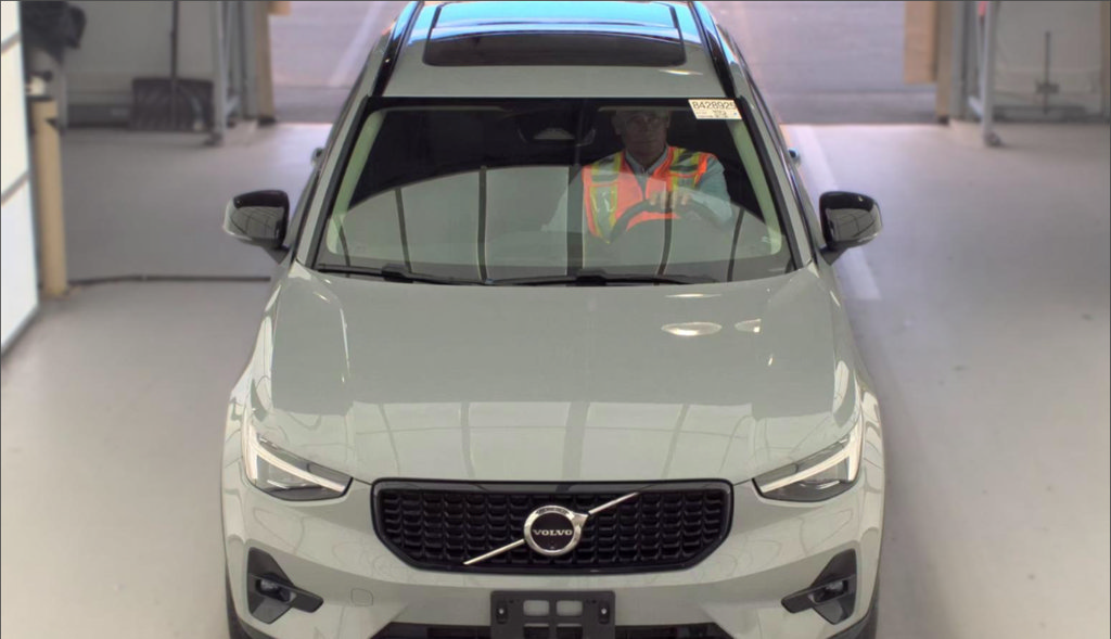 Used 2025 Volvo XC40 B5 Plus w/ Protection Package Premier AWD/4WD image 3