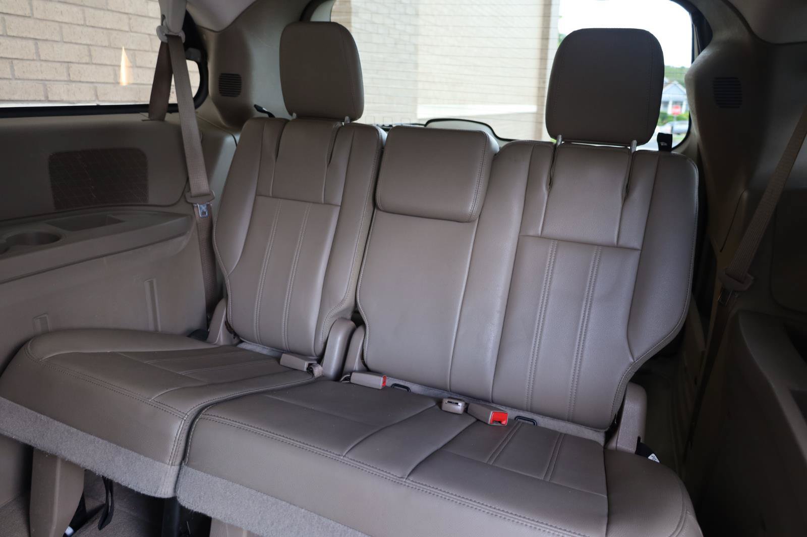 Used 2014 Chrysler Town & Country Touring FWD image 20