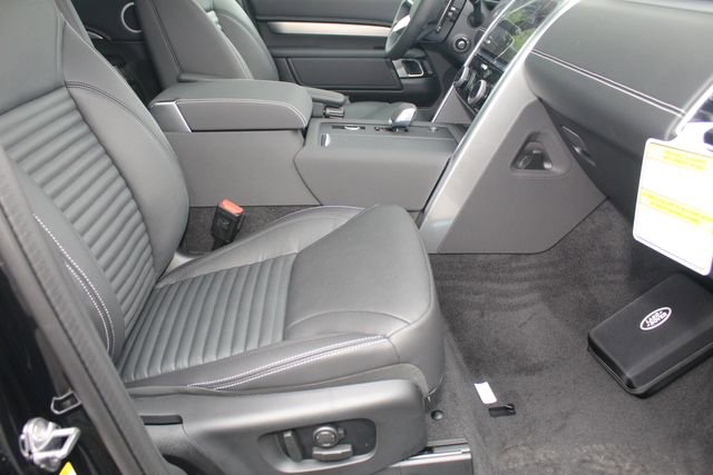 New 2025 Land Rover Discovery Dynamic SE image 3