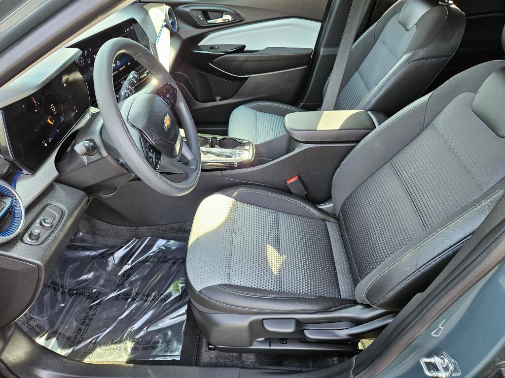 Used 2025 Chevrolet Trax LT FWD image 15