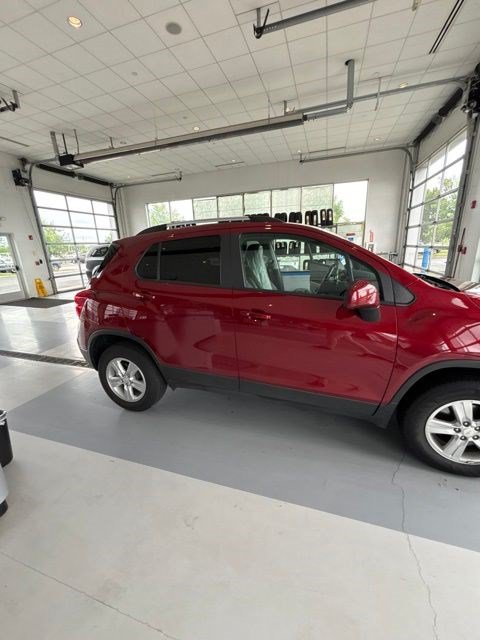 Used 2022 Chevrolet Trax LT w/ LT Convenience Package AWD/4WD image 3