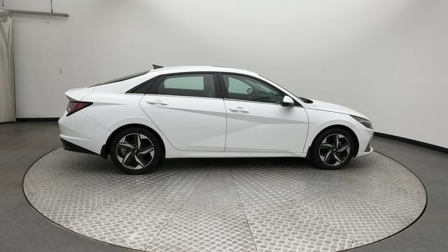 Used 2022 Hyundai Elantra Limited w/ Preferred Accessory Package FWD image 9