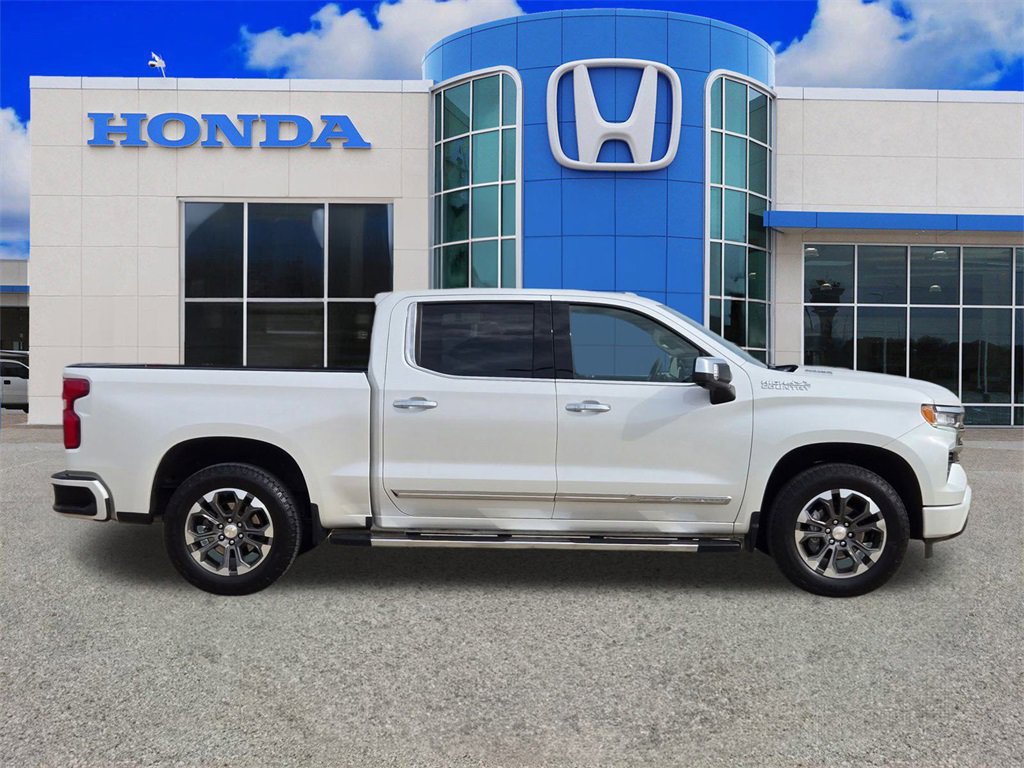 Used 2024 Chevrolet Silverado 1500 High Country w/ Technology Package image 2