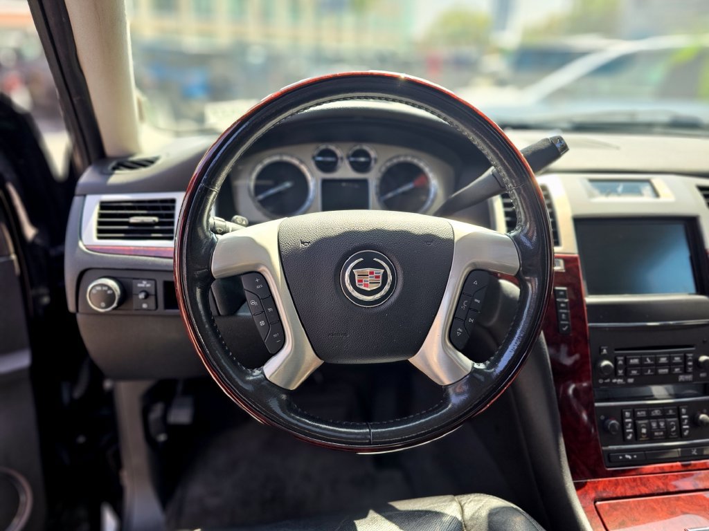 Used 2012 Cadillac Escalade Luxury RWD image 25