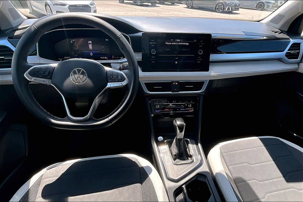Certified 2025 Volkswagen Taos SE w/ Panoramic Sunroof Package image 3