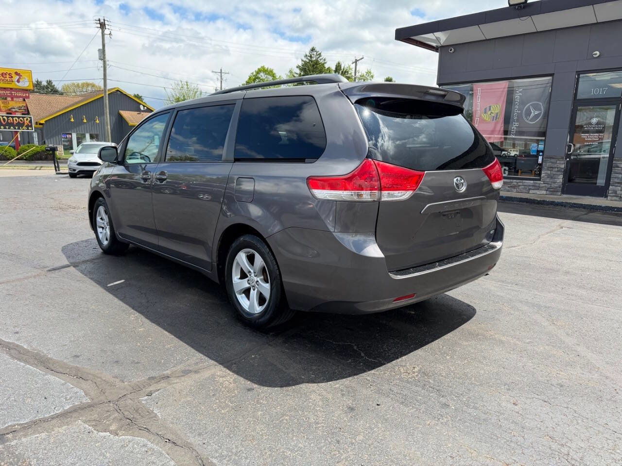 Used 2011 Toyota Sienna LE w/ Towing Pkg FWD image 4