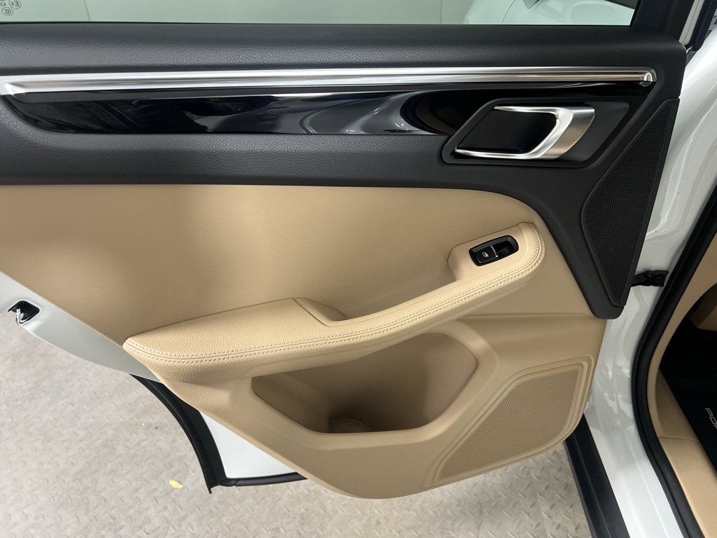 Certified 2025 Porsche Macan image 25