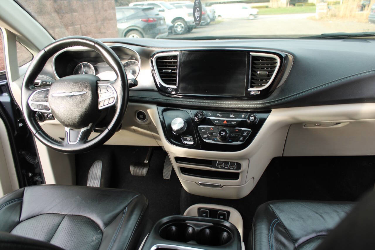 Used 2021 Chrysler Pacifica Touring-L FWD image 14
