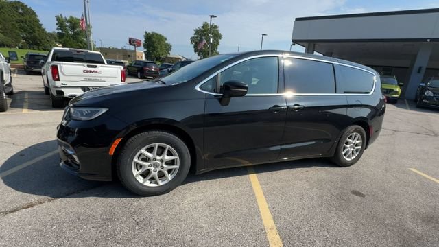 Used 2023 Chrysler Pacifica Touring-L FWD image 4