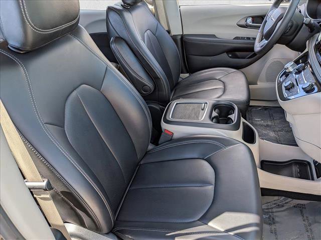 Used 2024 Chrysler Pacifica Select image 20
