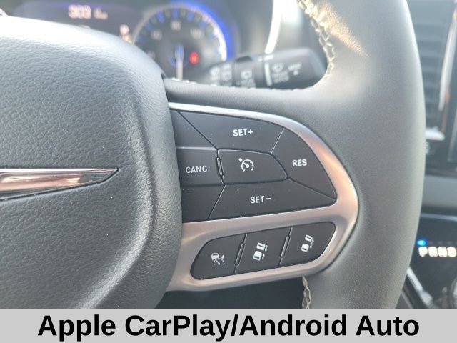 Used 2025 Chrysler Pacifica Select image 11