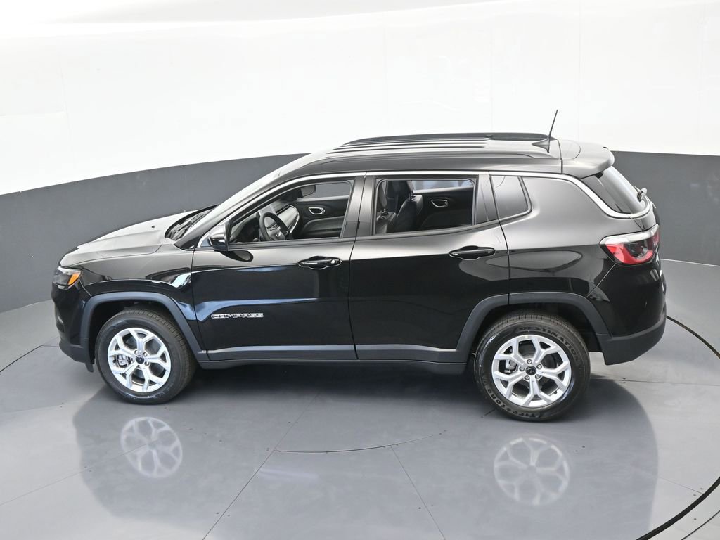 Used 2025 Jeep Compass Latitude image 45