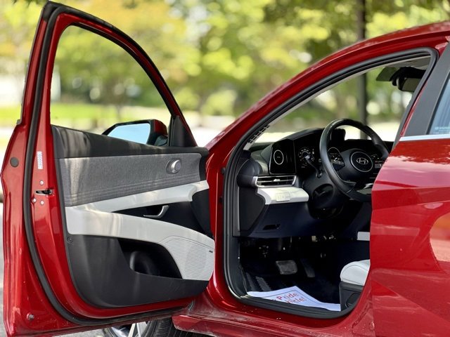 Used 2024 Hyundai Elantra Limited image 13