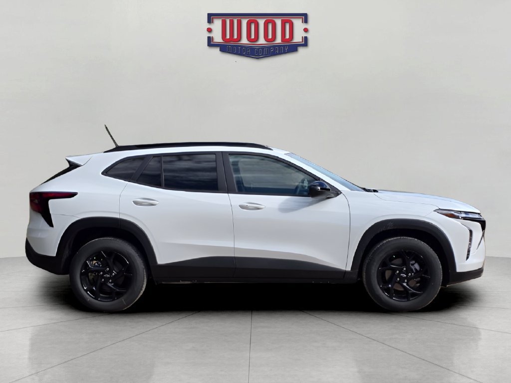 New 2026 Chevrolet Trax LT w/ Midnight Edition FWD image 2
