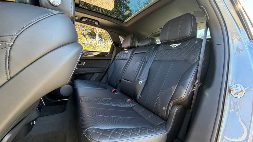 Used 2018 Bentley Bentayga image 26