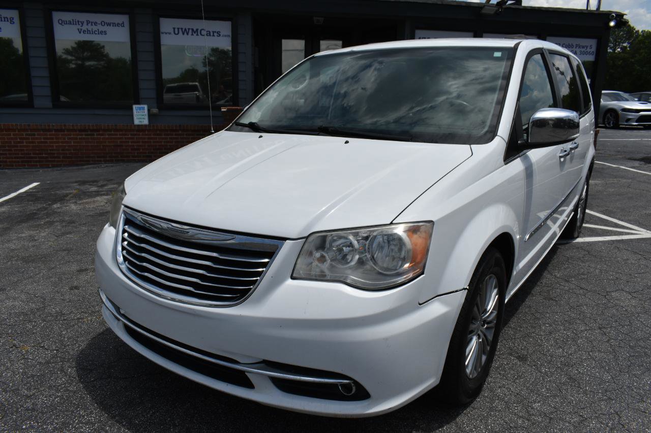 Used 2014 Chrysler Town & Country Touring-L w/ Driver Convenience Group FWD image 2