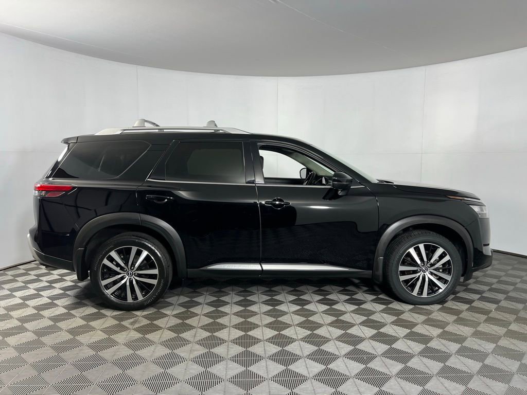 Used 2024 Nissan Pathfinder Platinum image 3