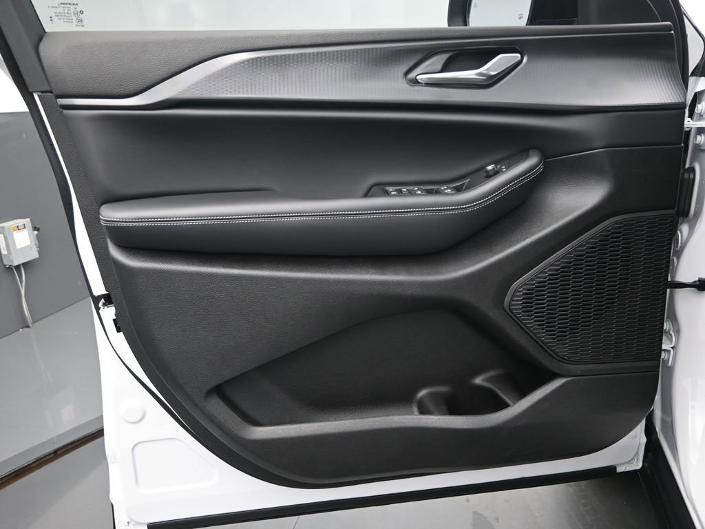 New 2025 Jeep Grand Cherokee Laredo X w/ Luxury Tech Group I image 10