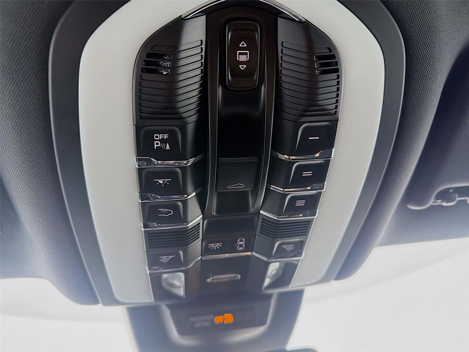 Certified 2025 Porsche Macan AWD/4WD image 19