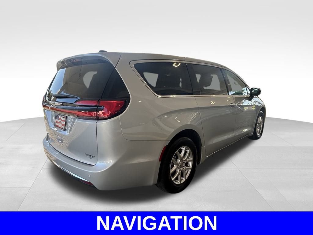 Used 2024 Chrysler Pacifica Touring-L image 4