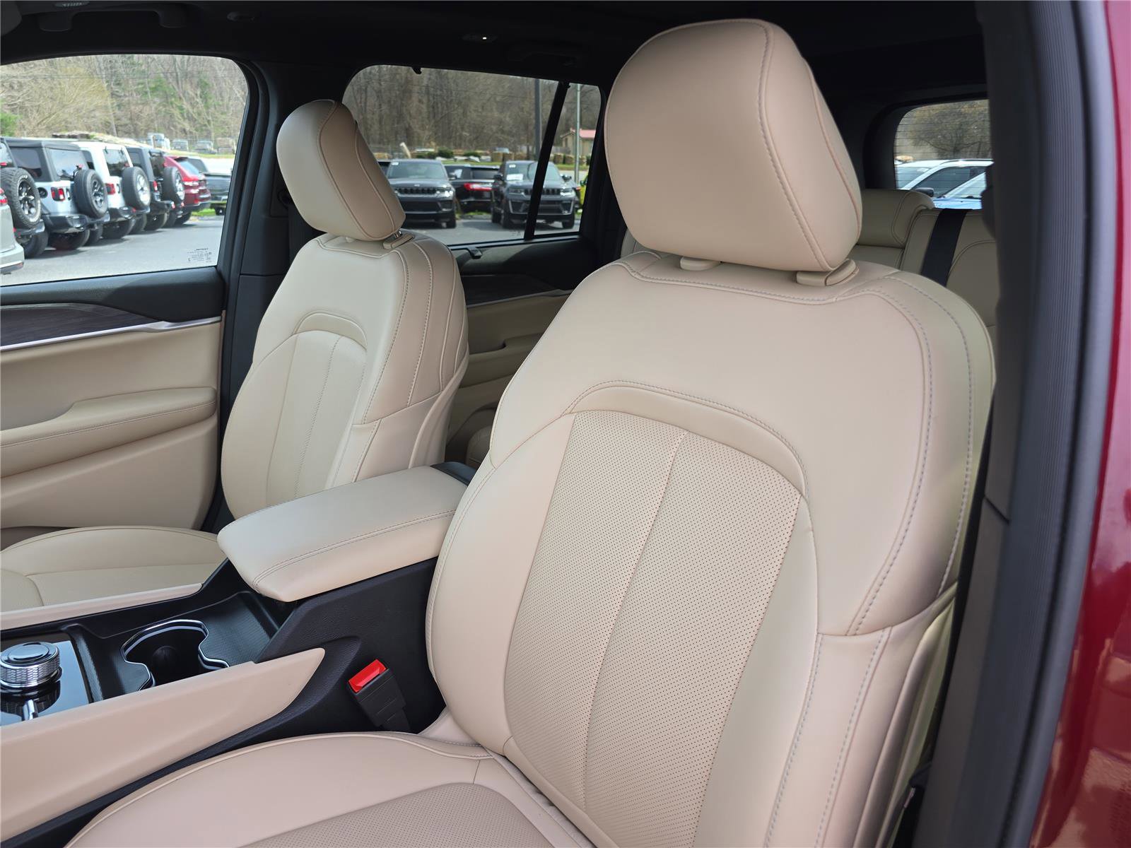 Used 2025 Jeep Grand Cherokee Limited w/ Luxury Tech Group II image 21