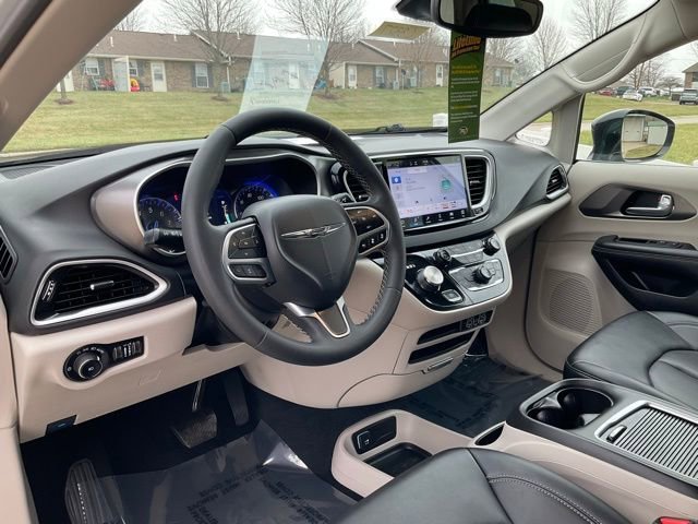 Used 2024 Chrysler Pacifica Touring-L image 9
