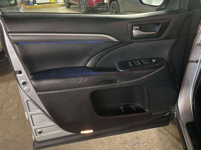 Used 2019 Toyota Highlander SE AWD/4WD image 16
