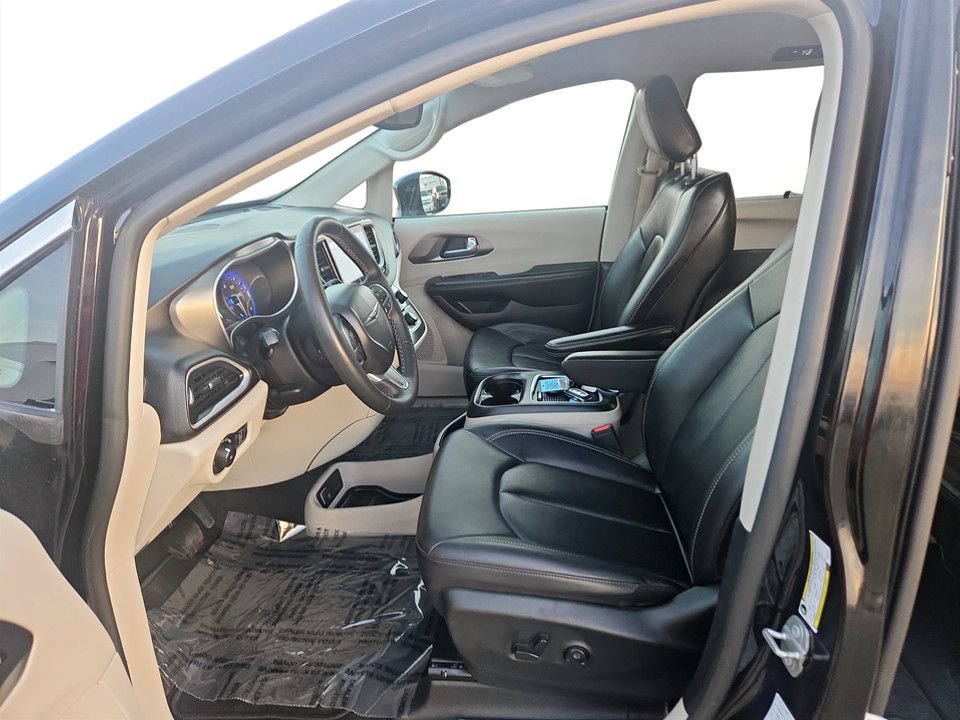 Used 2024 Chrysler Pacifica Touring-L image 28