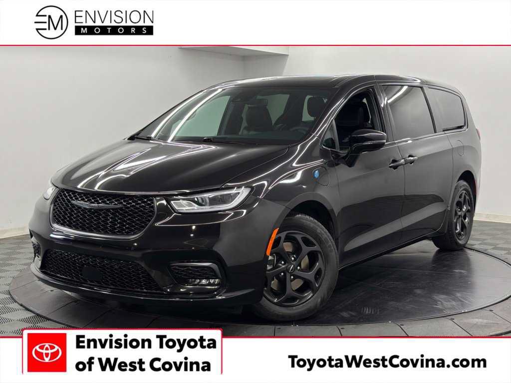 Used 2023 Chrysler Pacifica Limited w/ Uconnect Theater Family Group