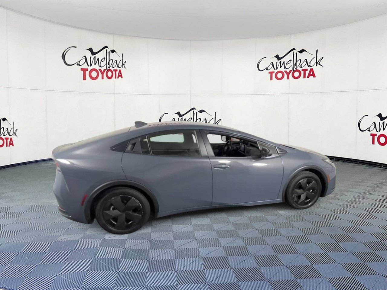 Used 2025 Toyota Prius LE FWD image 3