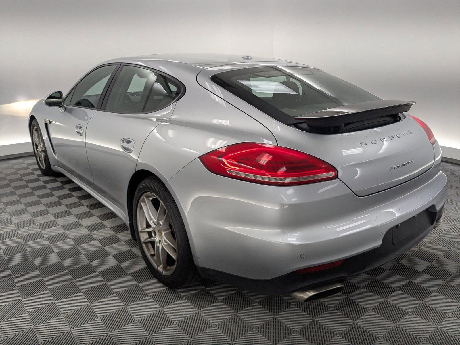 Used 2015 Porsche Panamera 4 image 3