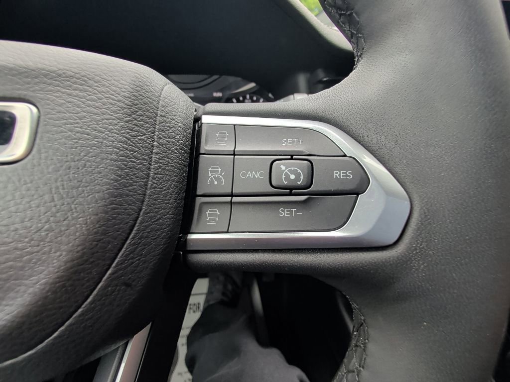 Used 2024 Jeep Compass Latitude w/ Sun and Sound Group AWD/4WD image 18