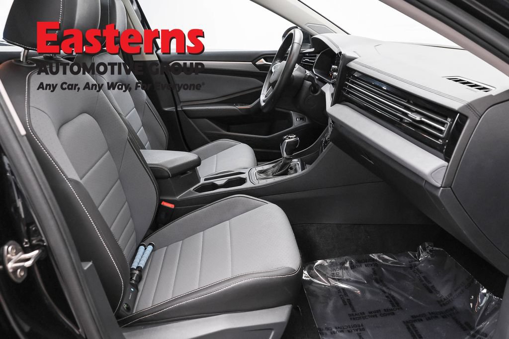 Used 2025 Volkswagen Jetta SE FWD image 23
