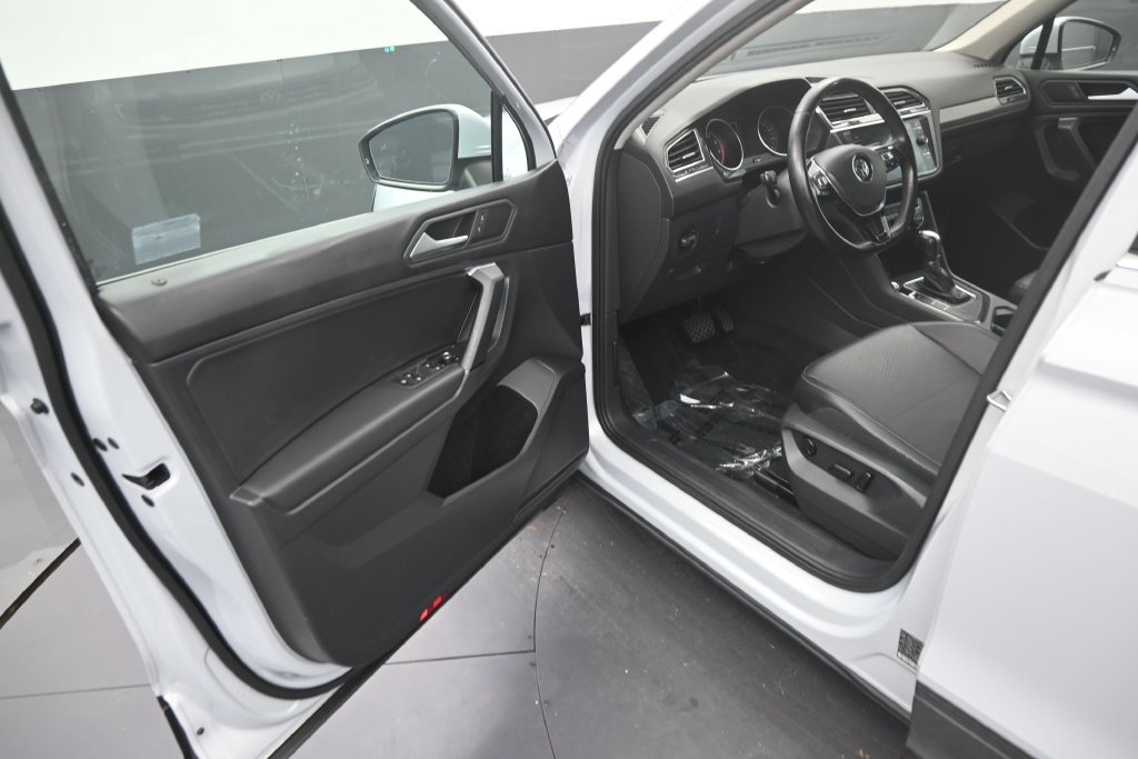 Used 2019 Volkswagen Tiguan SE w/ Panoramic Sunroof Package FWD image 10